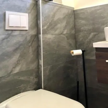 Gemuetliches Einfamilienhaus In Mit 3 Schlafzimmern Mit Garten Und Parkplatz גרה