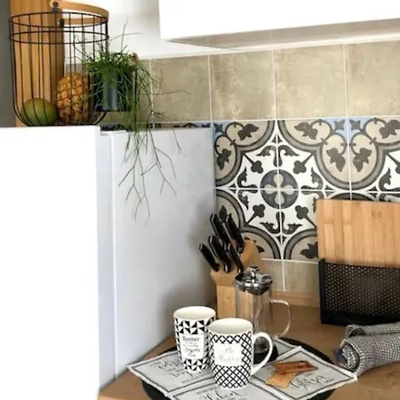 Gemuetliches Einfamilienhaus In Mit 3 Schlafzimmern Mit Garten Und Parkplatz Holiday home *