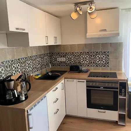 Gemuetliches Einfamilienhaus In Mit 3 Schlafzimmern Mit Garten Und Parkplatz גרה